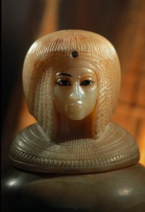 Kanopenkrugdeckel in Form von Kiya, einer Nebenfrau des Pharao Echnaton