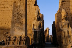 Kolossalstatue von Ramses II (der Große), vor dem Pylon, Tempel von Luxor, Festivitäten, 2001
