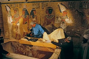 Dr. Zahi Hawass und das ägyptische Forschungsteam entfernen die Mumie von König Tut aus seinem Grab, 2005 (Foto) von Kenneth Garrett