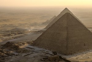 Ägyptens Altes Reich; Gizeh-Pyramiden-Szenen; Gizeh; Ägypten; Luftaufnahme