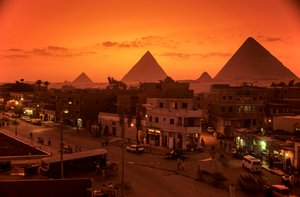 Ägyptens Altes Reich; Stadtansicht mit Pyramiden; Gizeh-Plateau; Gizeh; Ägypten