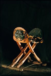 Klappbares Elfenbeinkopfstütze von König Tutanchamun, Neues Reich, 2002 von Kenneth Garrett