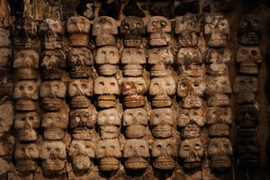 Größte Azteken, MM7677, Mexiko-Stadt, Mexiko, Templo Mayor Museum, Standortfotos, Tzompantli, 2008 (Foto) von Kenneth Garrett