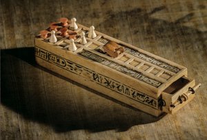 Elfenbein-Spielbrett, 20 Felder mit Spielsteinen von Kenneth Garrett
