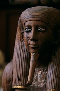 Lebensgroße Holz-Ka-Statue von König Auibre-Hor mit Blattgold und Halbedelsteinen, 2002 (Foto)