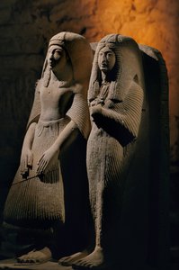 Kalkstein-Doppelstatue eines Priesters namens Amenemipet und seiner Frau, Neues Reich, 2002 (Foto) von Kenneth Garrett