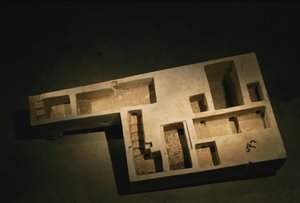 Kalksteinmodell eines königlichen Grabes, Mittleres Reich, 2002 (Foto)