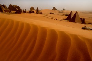 Meroe-Pyramiden, Begarawiya-Pyramiden, Sudan, Nubien, Schwarze Pharaonen, Dritte Zwischenzeit..., 2007 (Foto)