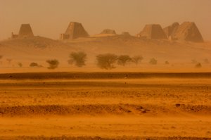 Meroe-Pyramiden, Begarawiya-Pyramiden, Sudan; Nubien; Schwarze Pharaonen; Dritte Zwischenzeit, 2007 (Foto)