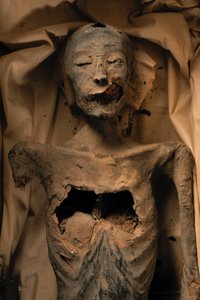 Mumie der Mutter von König Tutanchamun (bekannt als die Jüngere Dame) von Kenneth Garrett
