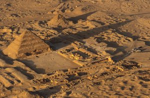 Altes Königreich; Die Stufenpyramide von Djoser; Luftaufnahme; Saqqara; Ägypten