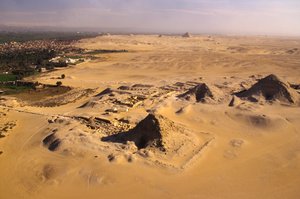 Altes Reich; Luftaufnahme der Abusir-Pyramiden mit den Saqqara-Pyramiden in der Ferne; Ägypten
