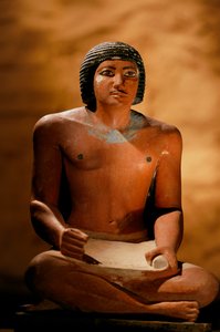 Bemalte Kalkstein-Statue eines sitzenden Schreibers, Altes Reich von Kenneth Garrett