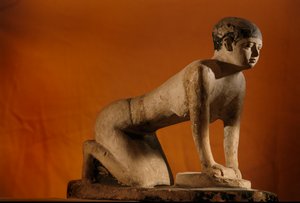 Bemalte Kalksteinfigur eines Dieners, der Getreide mahlt, Altes Reich, 2002 von Kenneth Garrett