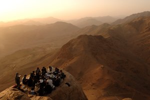 Pilger versammeln sich auf dem Berg Sinai, wo Gott zu Moses sprach, gemäß der Bibel, Evangelium von Judas, 2006 (Foto)