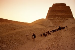 Pyramide von Meidum, Ägyptens Altes Reich; Hirten; Ägypten von Kenneth Garrett