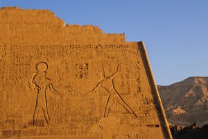 Ramses III. schlägt Feinde, Haupttempel, Pylon, Medinet Habu, Neues Reich, Ägypten, szenisch von Kenneth Garrett