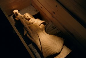 Sandsteinstatue von Nebre als Standartenträger der löwenköpfigen Kriegsgöttin Sachmet, 2002 (Foto) von Kenneth Garrett