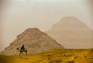 Saqqara; Teti-Pyramide; 6. Dynastie; Djoser-Pyramide (im Hintergrund); Ägypten von Kenneth Garrett