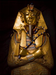 Sarkophag von König Tut, MM7864, König Tutanchamun, Ägypten, Ägyptisches Museum, Gold, 2009 (Foto) von Kenneth Garrett