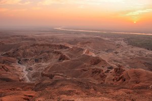 Sonnenaufgang über dem Tal der Könige, gesehen vom Gipfel des el-Qurn, 2003 (Foto)