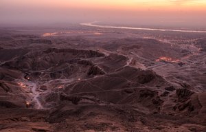 Sonnenaufgang über dem Tal der Könige, gesehen vom Gipfel des el-Qurn, 2003 (Foto)