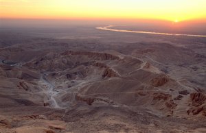 Blick von der Spitze der Qurna bei Sonnenaufgang; Ägypten; Tal der Könige