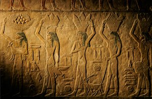 Frauen tragen Brot, Vogel, Ziege und Produkte, Grab von Tiye, Ägypten; Altes Reich; Saqqara