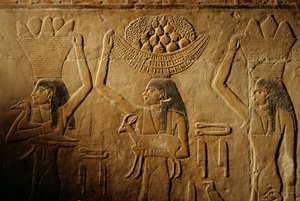 Frauen, die Brot, Vogel, Ziege und Produkte tragen, Grab von Tiye, Ägypten; Altes Reich; Saqqara
