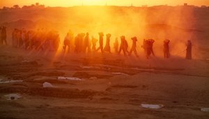 Arbeiter tragen Materialien bei archäologischen Ausgrabungen in Abydos. Staub und... von Kenneth Garrett