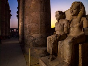 mm7864; 18. Dynastie; Neues Reich; Ägypten, Statuen von Tutanchamun und seiner Frau Anchesenamun, 2009 von Kenneth Garrett