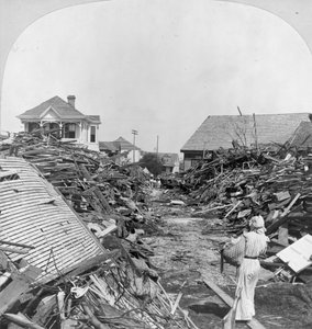 Ein Durchgang durch die Trümmer, Nordseite der 19th Street, Galveston von Keystone View Company