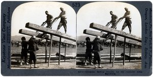 Chinesische Männer sägen Holz für die japanische Armee, Mandschurei, Russisch-Japanischer Krieg, 1904-1905 von Keystone View Company