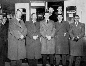 Auf dem Weg nach Wolverhampton für das England gegen Wales Fußballspiel, 1936 von Keystone View Company