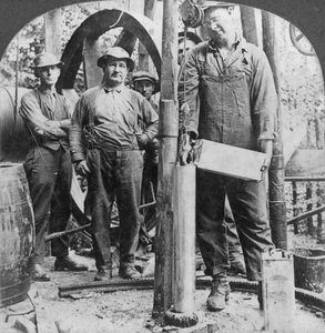 Füllen einer Granate mit Nitroglycerin, Ölfeld in Pennsylvania, USA, frühes 20. Jahrhundert von Keystone View Company