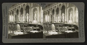 Galerie des Glaces, zeigt den Tisch, an dem der Friedensvertrag unterzeichnet wurde, Versailles von Keystone View Company