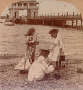 Am Strand spielen, um 1900 von Keystone View Company