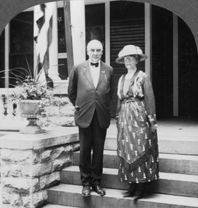 Präsident und Frau Harding in ihrem Haus, Marion, Illinois, USA, um 1921-1923 von Keystone View Company