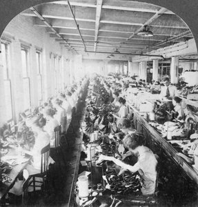 Nähzimmer in einer großen Schuhfabrik, Syracuse, New York, USA, frühes 20. Jahrhundert