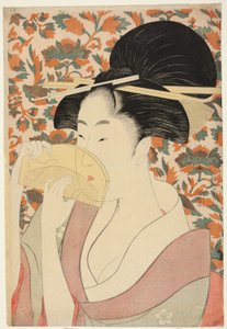 Frau hält einen Haarkamm aus Schildpatt von Kitagawa Utamaro