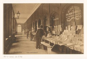 Bücherstand von Aäron Eliazer van Kollem in der Oudemanhuispoort von Knackstedt and Näther