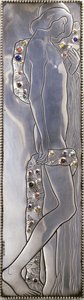 Eingesetztes Paneel eines weiß gestrichenen Einzelbetts der Wiener Werkstätte, das eine nackte androgynous Figur darstellt (Detail), ca. 1904 von Koloman Moser