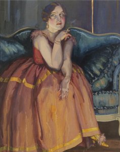 Frau raucht eine Zigarette auf einem Sofa