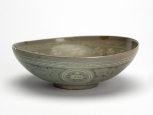 Schale mit Kranichen und Wolken, ca. 1150-1200 (celadonglasiertes Steinzeug) von Korean School