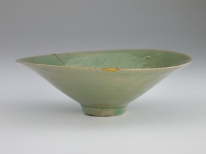 Schale mit geformtem und eingeschnittenem Design von Kranichen und Wolken, 12. Jahrhundert
