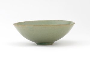 Schale mit geformtem Design von Fischen unter Wellen, Mitte des 12. Jahrhunderts von Korean School