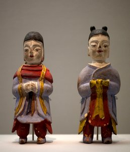 Figuren in Schamanenkostümen. Polychrome Holzstatuetten, koreanische Kunst