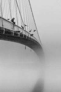 Mann auf nebliger Brücke von Krunoslav Nevistic