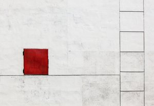 Roter Platz Weiße Wand