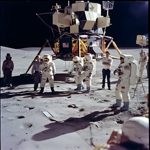 Gruppe von Menschen mit TV-Kamera, die die Fälschung des Apollo 11-Projekts zeigen sollen 1
